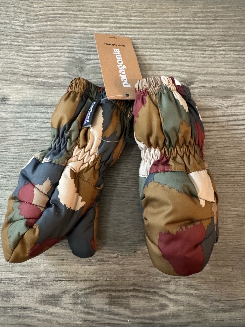 NWT Patagonia Baby Puff Mitts in Bunker Camo Multi